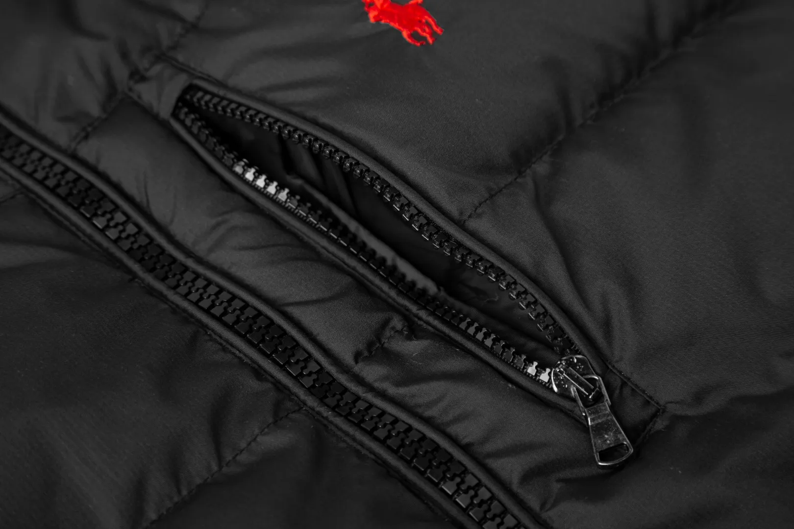 P460 White background picture [Popular in winter] Style number: 25118# Color: Black/Navy/Apricot/Sand Brown Size: S-XL - Ralph Lauren/Ralph Lauren 2025FW Popular winter items stand-up collar multi-zip three-proof GorHam vest down vest - 0.15 grid nylon coating on the face for light three-proof built-in 360T anti-drilling velvet coated gallbladder - corn tooth high-quality resin zipper Five large and small partition zippers on the whole body. Separate mold opening - original mold opening with originality. Full set of customized accessories. 100% detail processing - RL Ralph Lauren classic best-selling small label down vest. Best-selling offline in North America and out of stock all year round. Black and blue basic two-color. 25 new with apricot brown two-color. Simple and versatile. Double internal and external zippers. Very practical. Elastic elastic cord at the hem. Free elastic adjustment. 350 grams of zoned down filling. Warm and comfortable. Warm for winter.